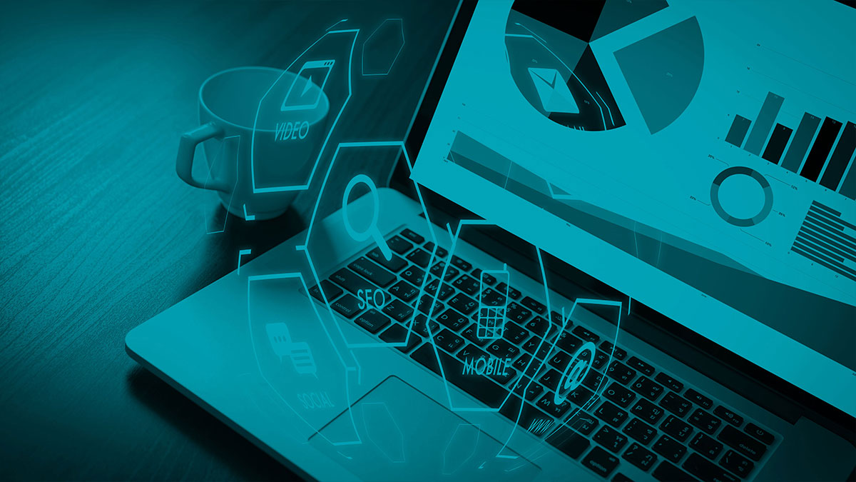 IT und Content-Services Ein Laptop, auf dem digitale Marketinggrafiken und Analysen dargestellt sind, symbolisiert die Effizienz moderner IT- und Content-Services. Daneben steht eine Kaffeetasse auf einem Holztisch – ein Sinnbild für kreative Prozesse und datengetriebene Strategien in der digitalen Welt.