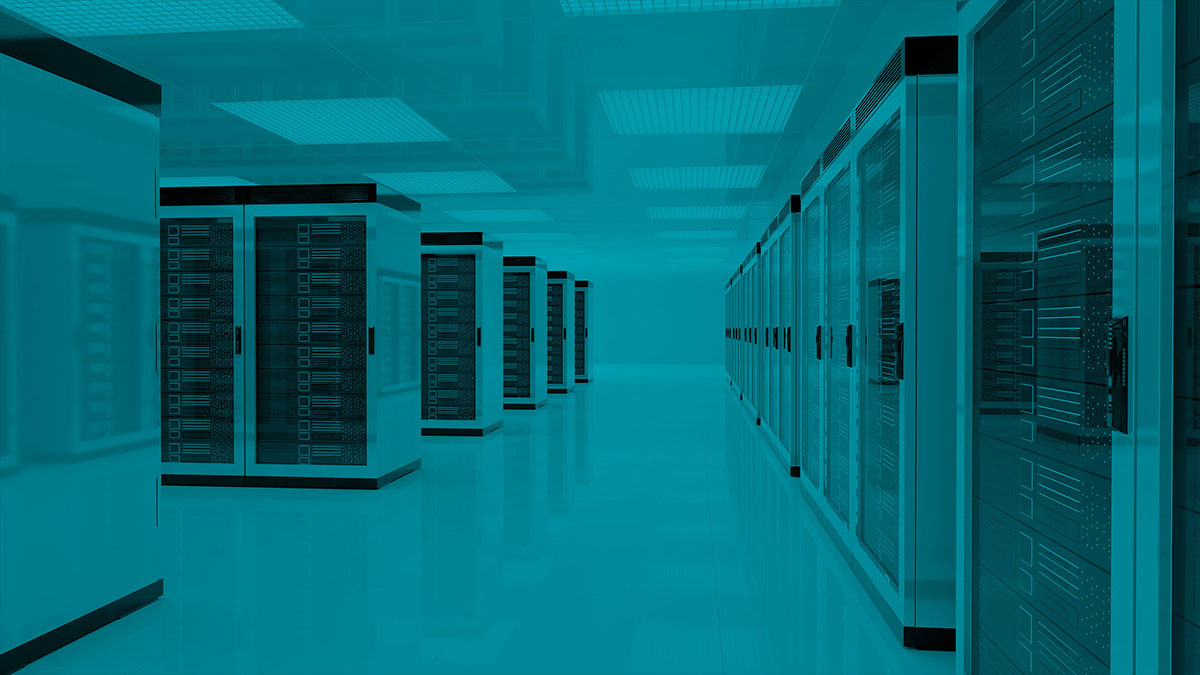 Hosting & Providing Ein weitläufiger Korridor mit geordneten Reihen von Servern verkörpert eine hochentwickelte Serverraumeinrichtung – das Fundament für modernes Hosting & Providing, das für maximale Leistung und Sicherheit sorgt.
